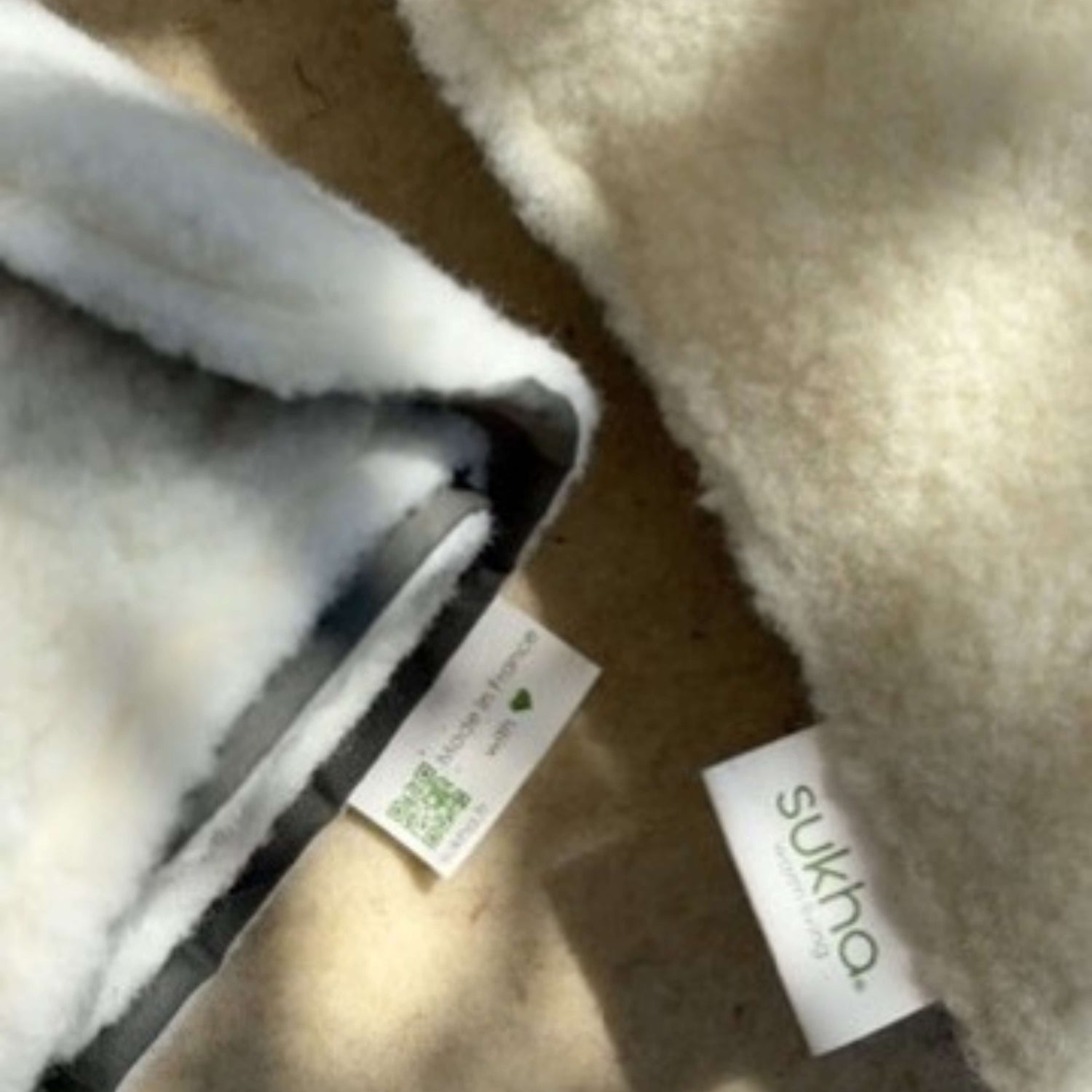 Coussin Sukha en laine de brebis recyclée des Pyrénées, posé sur feutre de laine Filature Colbert