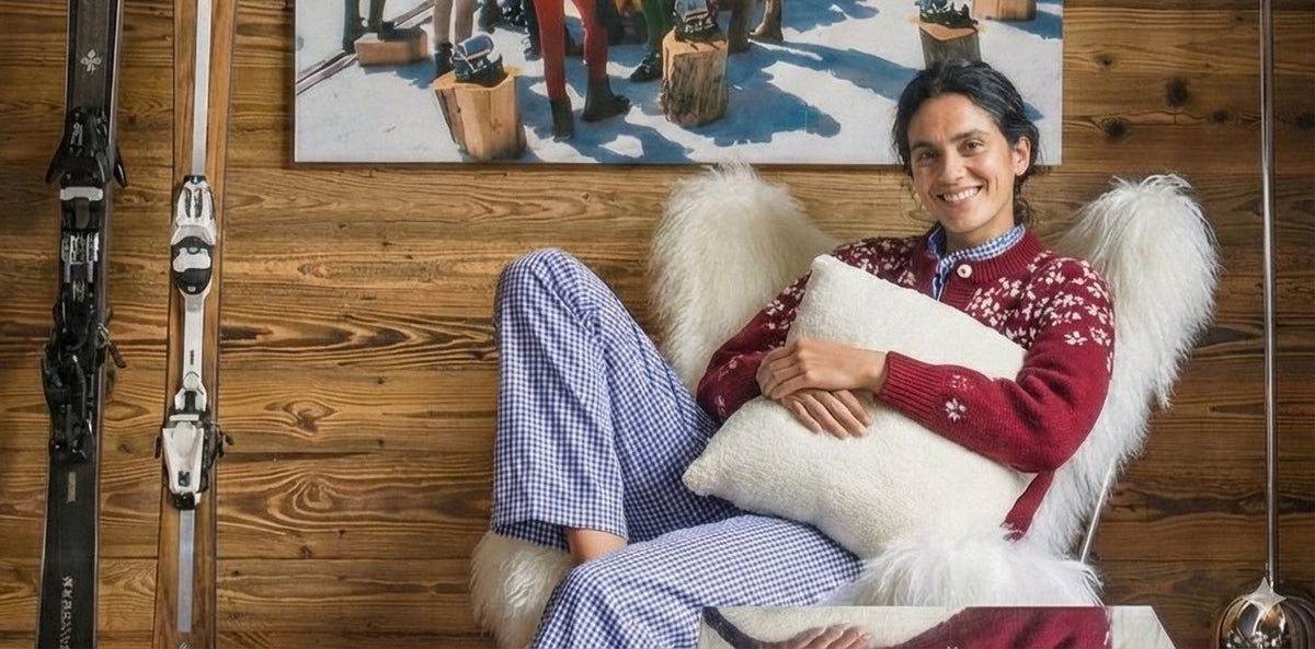 Femme installée dans un fauteuil avec un coussin chauffant SUKHA