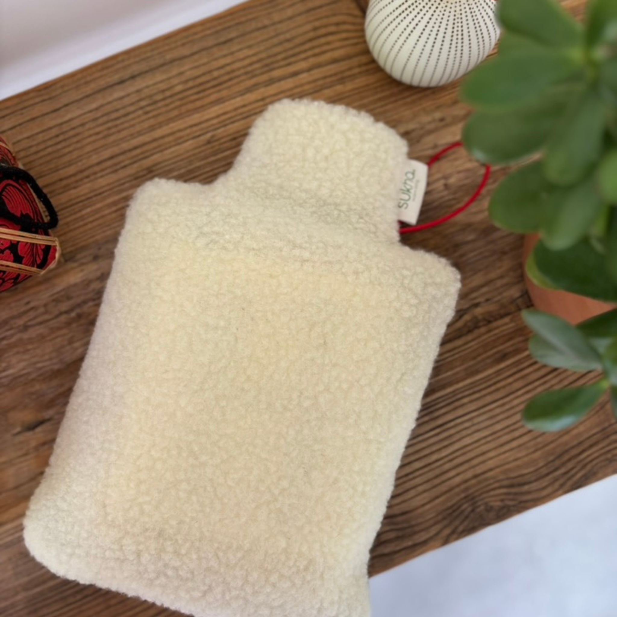 Bouillotte à technologie infrarouge et batterie rechargeable pour une grande autonomie. Housse double face laine de brebis recyclée des Pyrénées et feutrine de laine kaki.
